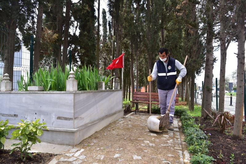 Kıbrıs Gazisi İsmail Amca, sık sık Tuzla’daki şehitlikleri ziyaret ederek dua ediyor

