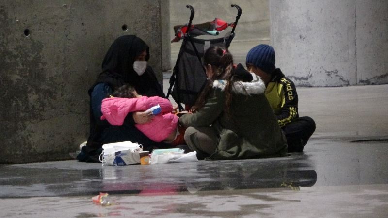 (Özel) Taksim’de çocuklarını dilendiren kadın önce kameralara, ardından zabıtaya yakalandı