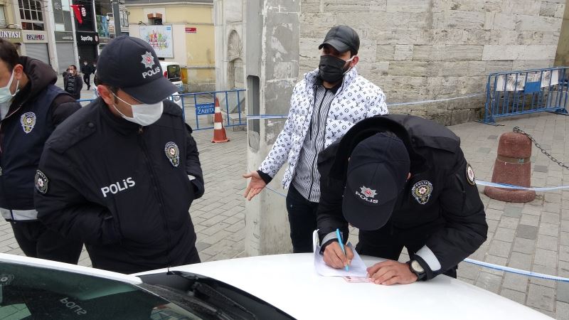 Taksim’e turist gibi gelen iki göçmene ceza