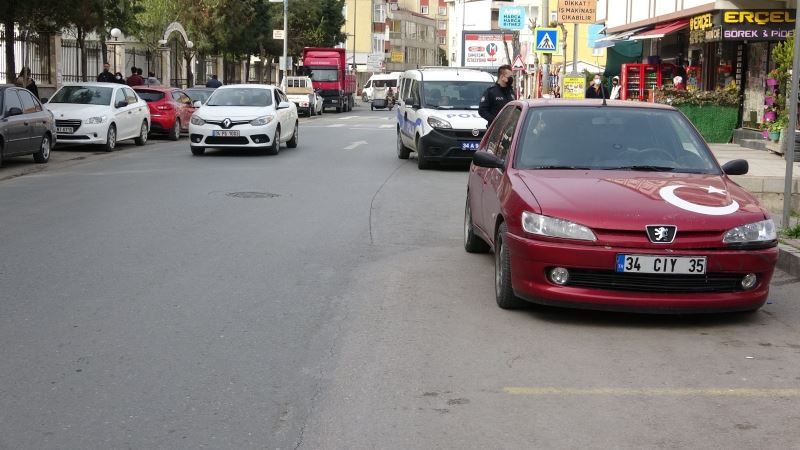 (Özel) Pendik’te önünü kestikleri otomobile kurşun yağdırdılar: 1 yaralı