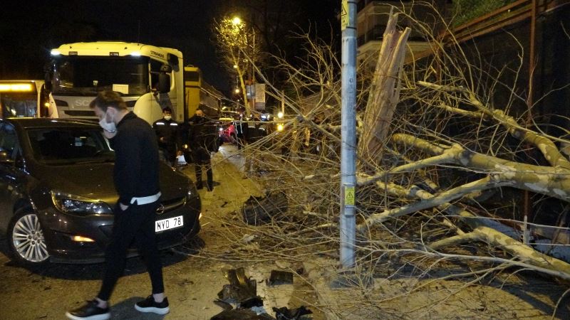 (Özel) Kadıköy’de kontrolden çıkan lüks otomobil faciaya davetiye çıkardı: 3 yaralı
