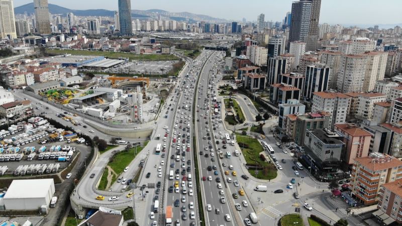 İstanbul’da hafta sonu kısıtlaması öncesi trafik yüzde 70’e ulaştı
