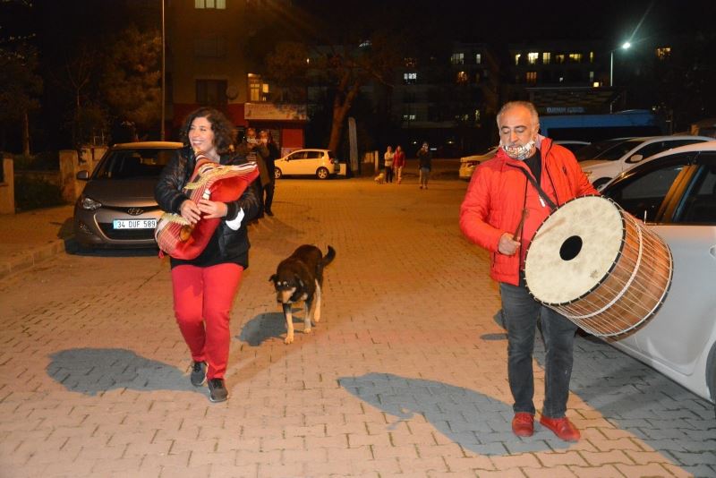 (Özel) Maltepe’de alışılmamış sahur: Tulum sesleriyle uyandırdılar