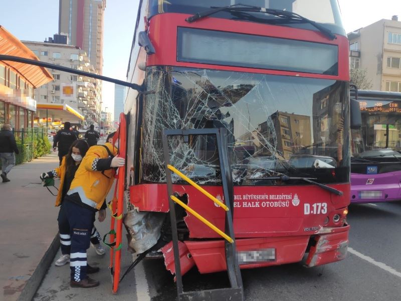 Beşiktaş’ta 1 yolcunun hayatını kaybettiği, 1 yolcunun ise yaralandığı İETT otobüsü kazası kameralara yansıdı. 