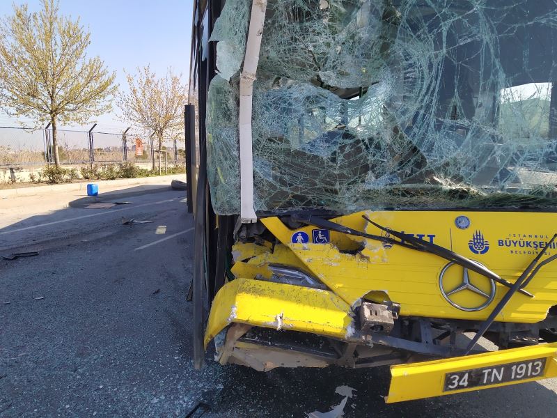 Kontrolden çıkan İETT otobüsü emniyet şeridindeki servis minibüsüne çarptı: 1 yaralı
