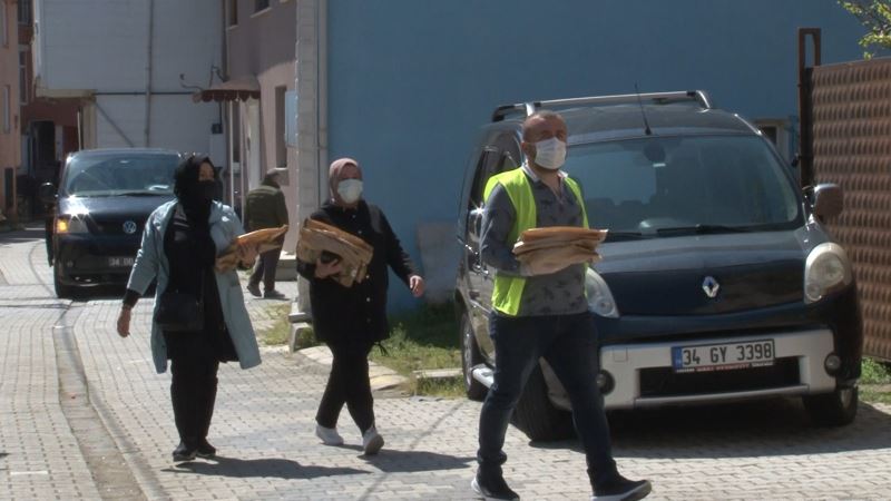 Beykoz’da yüzleri gülümseten ev ev pide ikramı başladı
