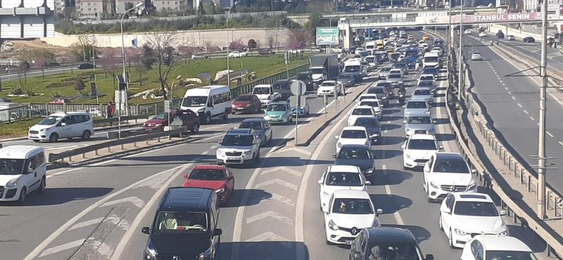 İstanbul’da kısıtlama öncesi trafik yoğunluğu rekor seviyeye ulaştı
