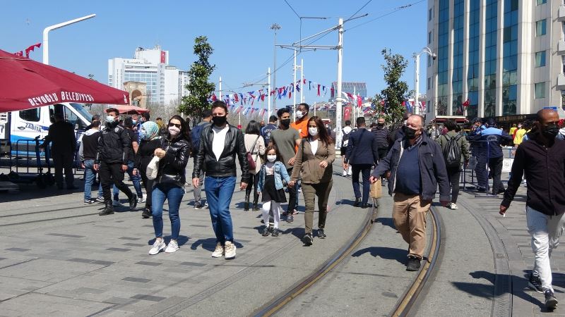 82 saatlik sokağa çıkma kısıtlaması başladı, Taksim Meydanı yine turistlere kaldı
