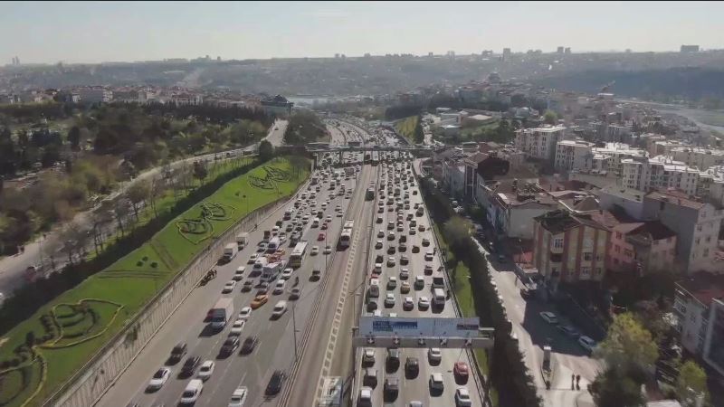 İstanbul’da yüzde 74’lere ulaşan trafik yoğunluğu havadan görüntülendi
