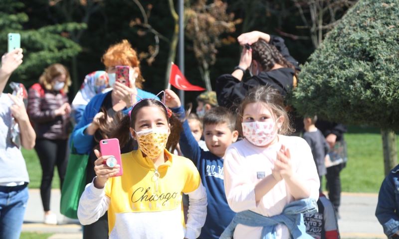 23 Nisan coşkusu Maltepe sokaklarına taştı
