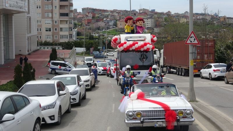 Çekmeköy’de çocuklar, belediye başkanı ve kaymakamı temsilen vatandaşları selamladı
