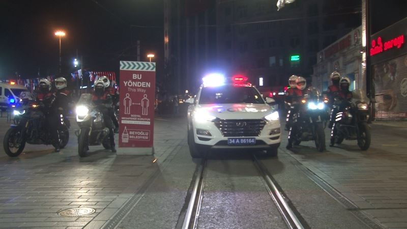 (Özel) Beyoğlu’nda polis ekipleri denetimlerini sıkılaştırdı, kısıtlamada sokaklar boş kaldı