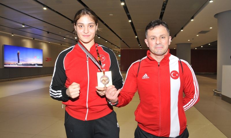 Dünya şampiyonu milli boksör Büşra Işıldar yurda döndü