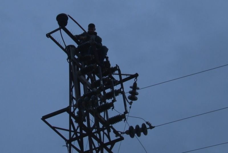 İftar öncesi elektrik direğine çıktı: Yaklaşık 2 saat süren ikna çabalarının ardından direkten indi
