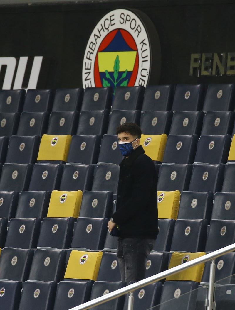 Altay Bayındır tribünde
