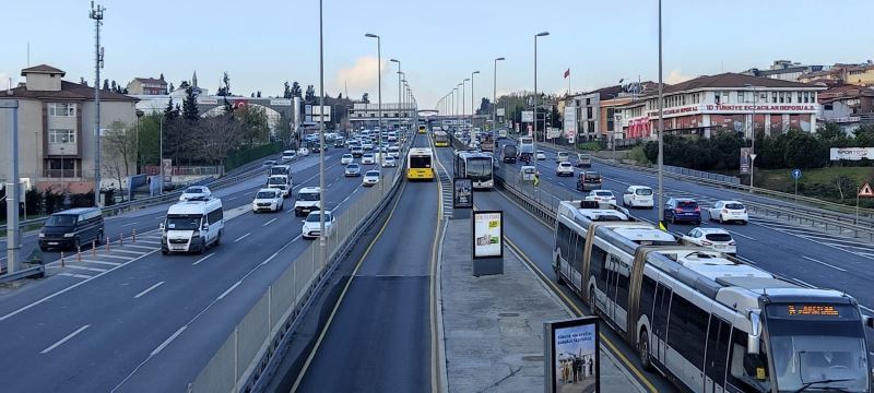 82 saatlik sokağa çıkma kısıtlaması sona erdi, trafik hareketliliği başladı
