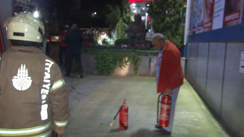 Pendik’te hastanede çıkan yangına sağlık çalışanları yangın tüpleri ile müdahelede bulundu