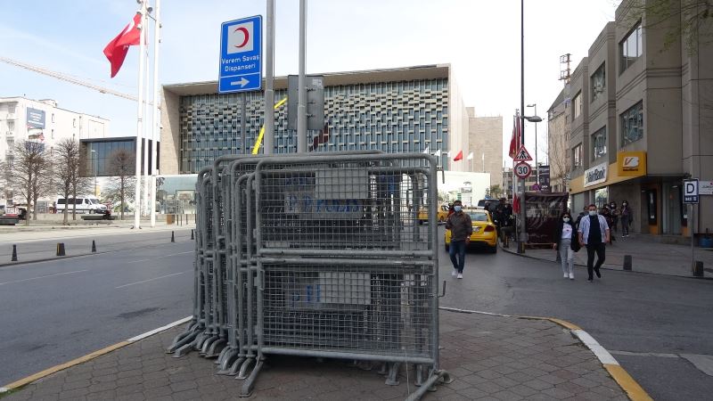 Taksim’de 1 Mayıs tedbirleri: Polis barikatları getirildi