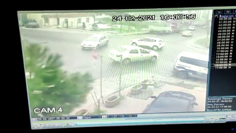 (Özel) Ataşehir’de kontrolsüz kavşakta sürekli  yaşanan kazalar kamerada
