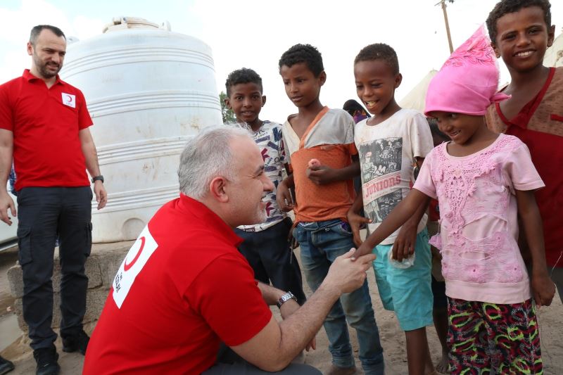 Kızılay, Dünya Yetimler Günü’nde çocuklar için iftar ve iftariyelik dağıttı
