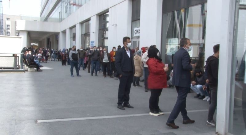 Kaymakamlıkların önünde “seyahat belgesi” kuyruğu
