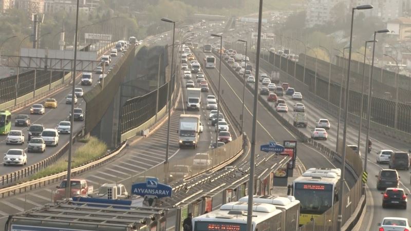 İstanbul’da sokağa çıkma kısıtlaması öncesi trafik yoğunluğu başladı
