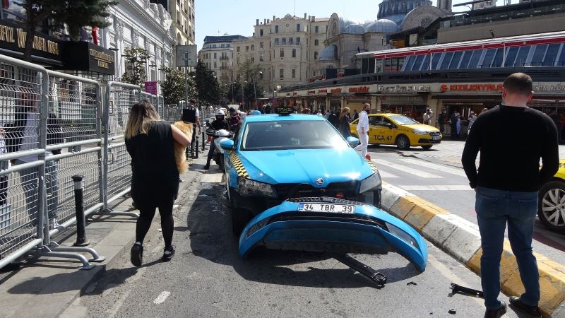 Taksim’de taksi çekiciden düştü, sürücü çılgına döndü
