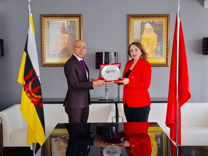 Nezaket Emine Atasoy Brunei Ankara Büyükelçisine ziyarette bulundu
