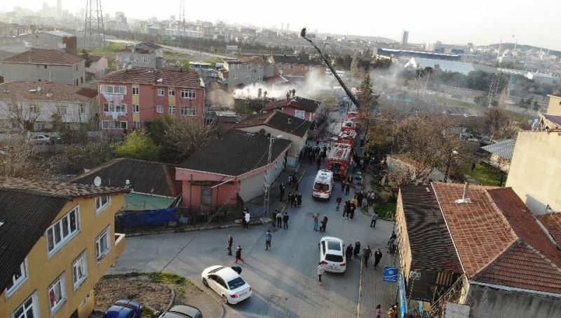 Ataşehir’de çatıları saran alevler, mahalleliyi sokağa döktü