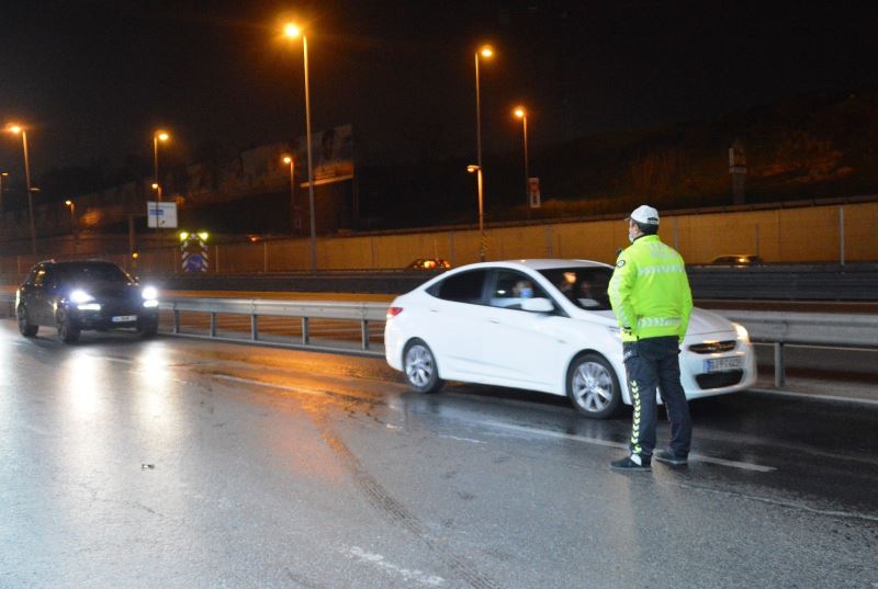 Tam Kapanmanın ilk gecesinde E-5’te sürücülere yönelik uygulama gerçekleştirdi
