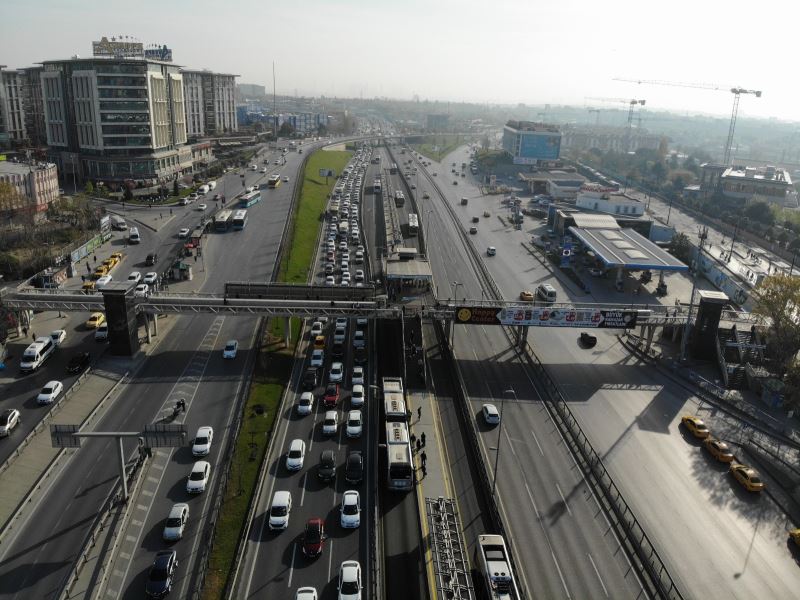 E-5 Karayolunda tam kapanmanın ilk gününde yaşanan trafik yoğunluğu drone ile görüntülendi
