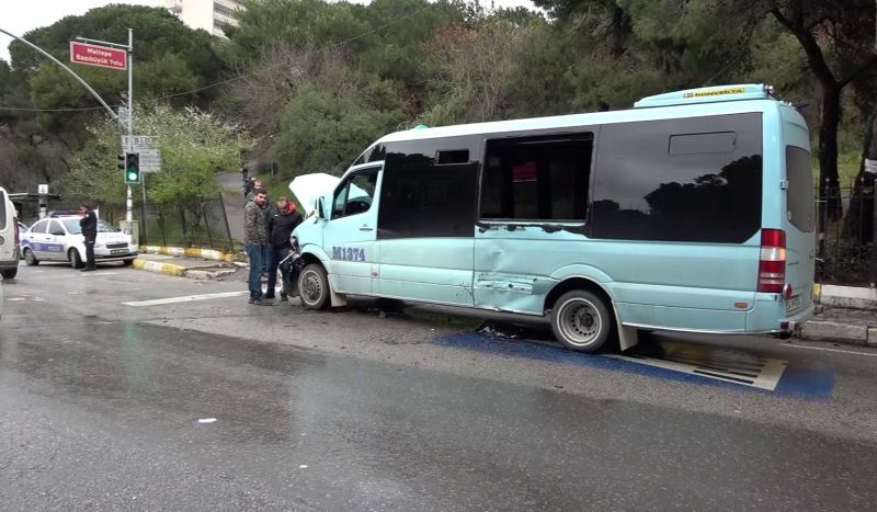 (Özel) Maltepe’de önüne yaya fırlayan araç sürücüsü, direksiyonu kırınca minibüse çarptı
