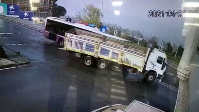 Küçükçekmece’de yolcu otobüsü ile kamyonun çarpıştığı kaza güvenlik kamerasında
