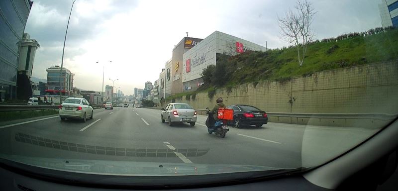 (Özel) Maltepe’de motosikleti arıza yapan sürücüye otomobil sürücüsünden halatlı yardım
