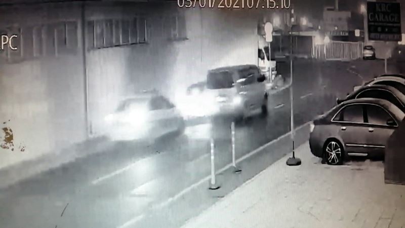 (Özel) Kartal’da polisten kaçan hırsızların vatandaşın aracına vurarak kaçtığı anlar kamerada