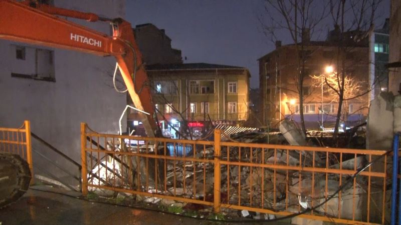 Kağıthane’de çöken metruk bina kontrollü şekilde yıkıldı