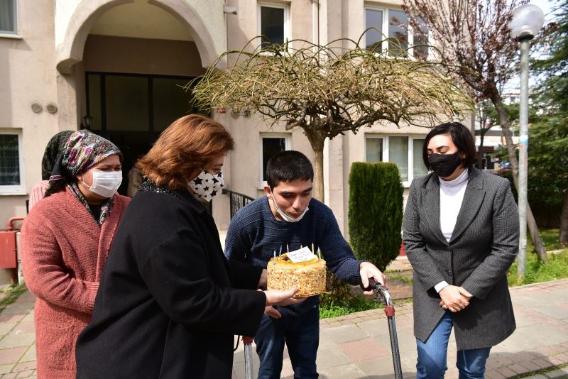 Tuzla’nın özel çocuğu Yusuf’a Başkan Yazıcı’dan doğum günü pastası
