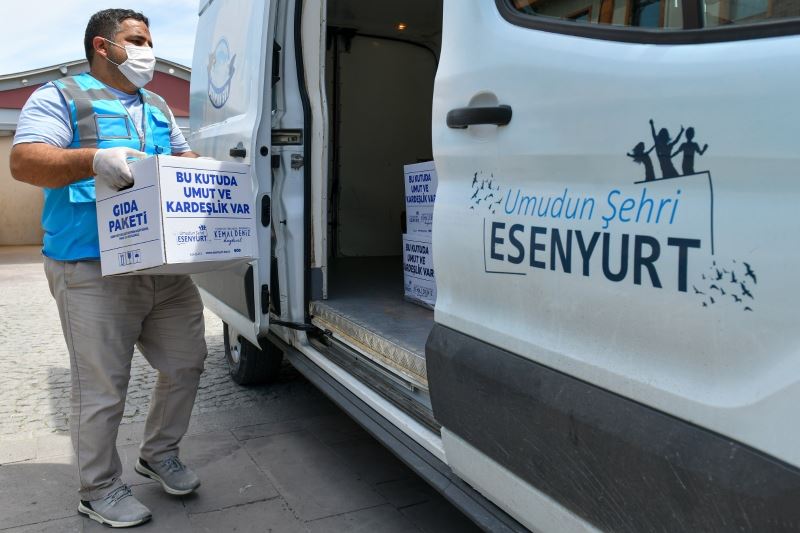 Esenyurt’ta gıda kolisi ve sıcak yemek dağıtımları devam ediyor
