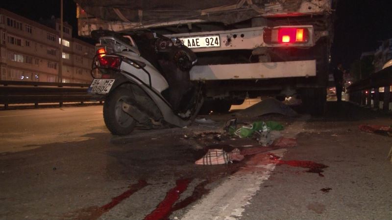 Avcılar’da feci kaza...Motosiklet tıra arkadan çarptı:1 ölü 1 yaralı