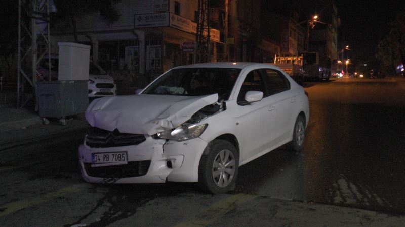 Ümraniye’de otomobil ile hafif ticari araç çarpıştı: 5 yaralı
