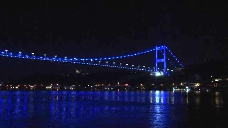 Fatih Sultan Mehmet Köprüsü ‘’Engeliler Haftası’’ nedeniyle maviye büründü