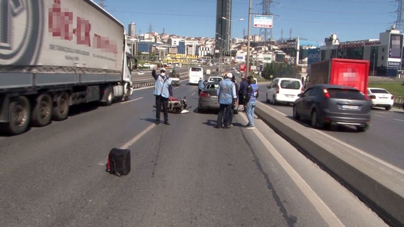 Otoyolda hastalanan vatandaşa yardım etmek için duran doktorun aracına kurye çarptı
