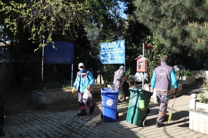 Gaziosmanpaşa’daki mezarlıklarda bayram temizliği
