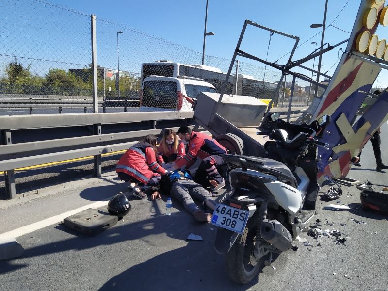 Küçükçekmece’de E5 Karayolunda motosiklet yön tabelasına çarptı
