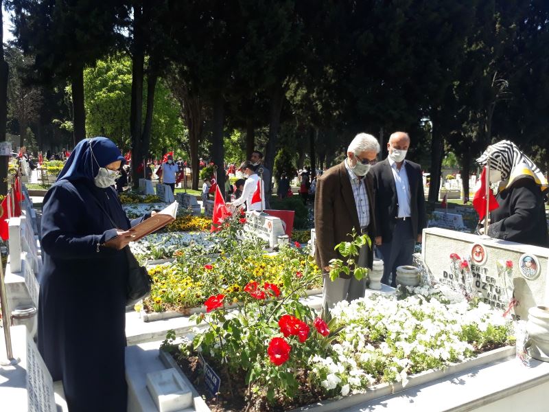 Edirnekapı Şehitliği’nde buruk bayram
