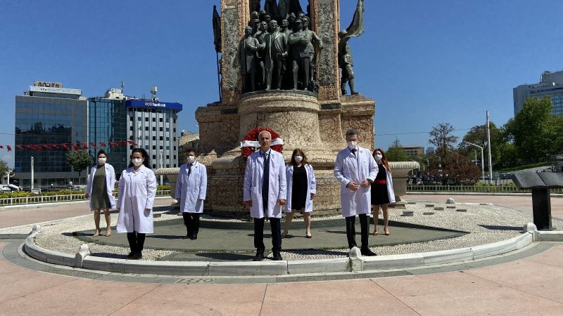 İstanbul Eczacı Odası Cumhuriyet Anıtı’na çelenk bıraktı
