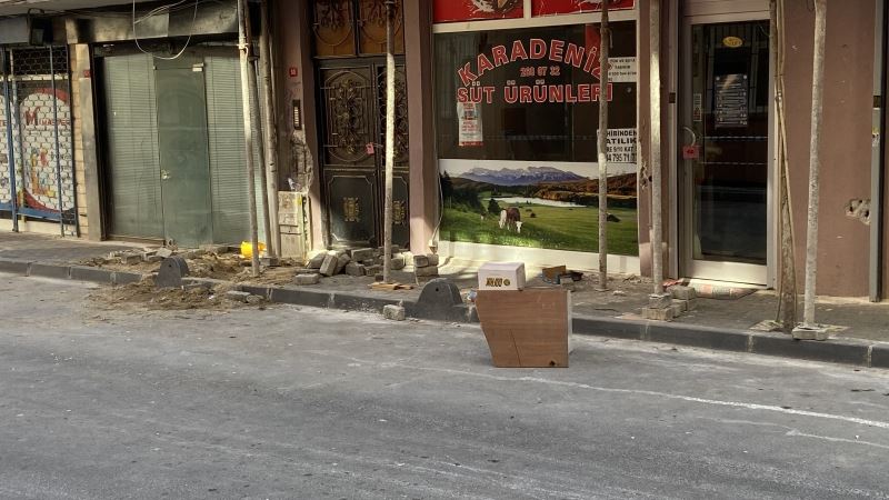 Şişli’de çökme riskine karşı boşaltılan binanın ön kısmı demirler ile desteklendi