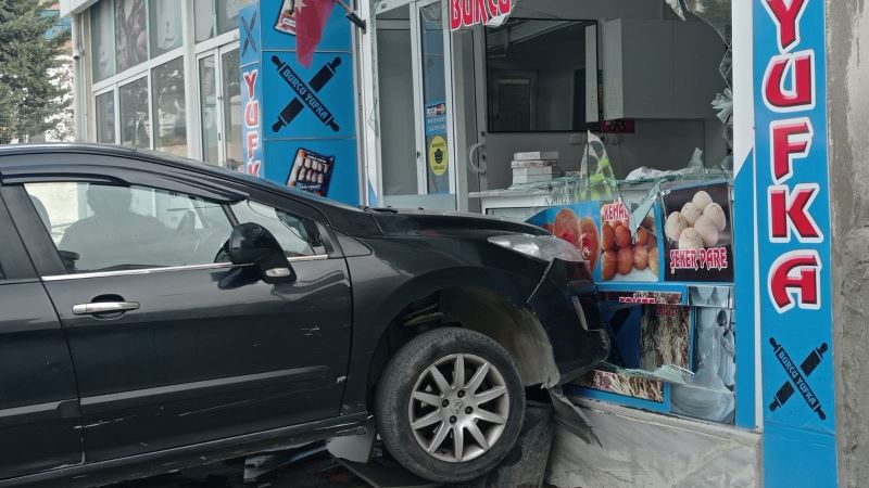 Silivri’de kontrolden çıkan otomobil yufkacıya daldı
