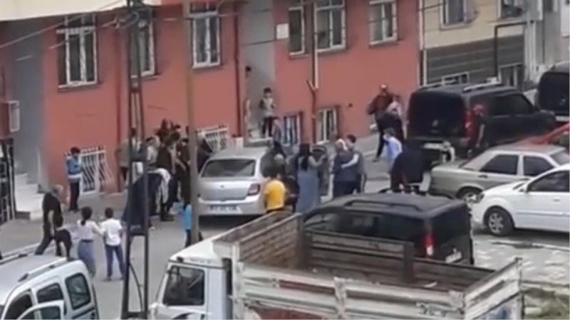 (Özel) Esenyurt’ta sokakta oynayan 7 yaşındaki kız çocuğuna otomobil çarptı
