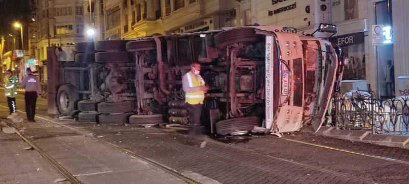 Sürücüsünün direksiyon hakimiyetini kaybettiği kamyon demir korkuluklara çarparak tramvay yola devrildi